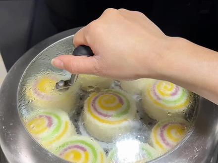 春天来了 五颜六色的彩虹馒头太漂亮了
都是食物本身的味道 粗细搭配 营养价值高
#面食的花样做法 #彩虹馒头 #果蔬馒头 #我的厨房日记vlog