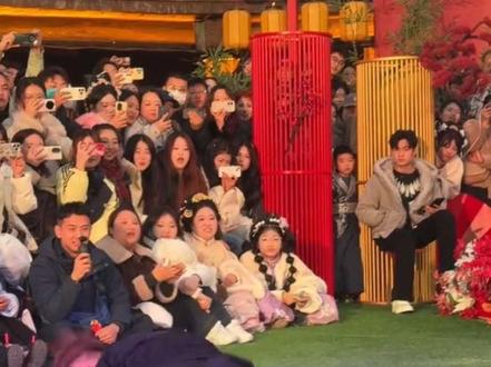 麦阳团队小森和拉丁美女斗舞太炸了( 完整版)#万岁山武侠城的神仙体验 #来万岁山武侠城看斗舞了 #万岁山武侠城 #万岁山老嫂子 @🍀小森.麦阳ˣˢ