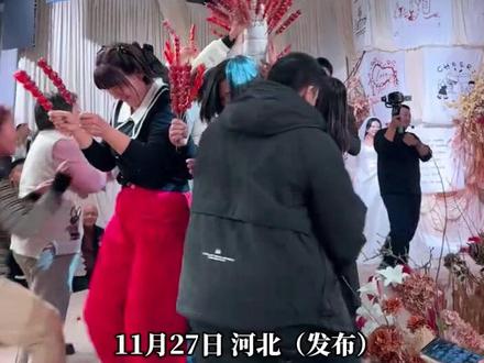 婚礼散场时发冰糖葫芦,宾客们都抢着上台拿 #热点