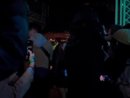 因为广东歌主题和朋友来香港蹦迪,正好碰到《夜王》剧组宣传,主创空降PIER 1929,郑秀文、丽英、杨偲泳、廖子妤、何启华、杨伟伦、谭旻萱、李芯駖、林熙彤、导演等人好喜欢这次的活动创意,把夜场变成了一日限定的东日俱乐部,电影成功照进现实了!#电影夜王 #夜王 #郑秀文 #何启华 #廖子妤