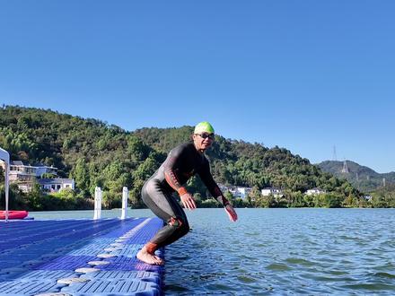 糟糕!穿上胶衣之后在水里沉不下去了! 🌊【冬日泳者的秘密武器】🌊
谁懂啊!穿上大铁牛的防寒泳衣,公开水域游泳也能轻松驾驭,仿佛拥有了超能力,根本沉不下去!🏊♂🏊♀
🔥【大铁牛防寒泳衣的五大好处】🔥
1⃣ 【保持体温】:在寒冷的水中,大铁牛泳衣就像你的第二层皮肤,牢牢锁住体温,让你在冬日的水中也能温暖如春。
2⃣ 【减少热量损失】:采用高科技材料,有效减少水中热量流失,让你的每一次划水都充满能量,不再畏寒。
3⃣ 【提高运动表现】:轻盈的设计,减少水中阻力,让你的每一次游泳都更加流畅,运动表现直线上升。
4⃣ 【预防感冒】:在寒冷的水中游泳,最怕的就是感冒。大铁牛泳衣,让你远离感冒,畅游无忧。
5⃣ 【增强自信和安全感】:穿上它,你就像拥有了一层保护罩,自信心和安全感满满,让你在公开水域中也能如鱼得水。
🌟【畅游无界限】🌟
不管你是游泳爱好者,还是想要挑战自我的冒险家,大铁牛防寒泳衣都是你冬日水中的最佳伴侣。让我们一起,打破寒冷的界限,享受游泳带来的无限乐趣#水上运动 #游泳爱好者 #防寒泳衣 #冬泳 #胶衣