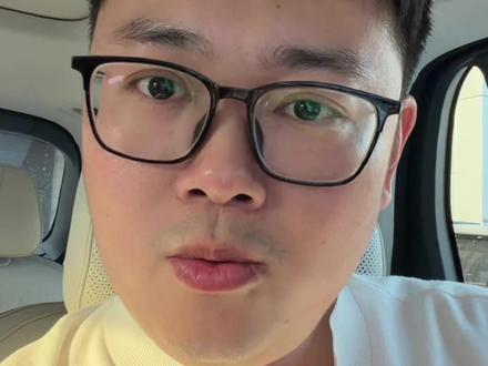 我要为最孤独的全球冠军汽车吉利星瑞鸣不平。所有人为张雪的摩托车在全球夺冠鼓掌,凭什么大家看不到吉利星瑞在全球四大汽车赛事之一的TCR上表现没有得到同样的掌声?TCR赛场是全球任何一家车企量产车的试金石,因为不允许改发动机、不允许改白车身、连底盘都不能动。就是这样一个最公平、含金量最高的全球汽车赛事,吉利代表中国征服了日韩欧美车企。对于这样的含金量,我们视而不见,这是中国汽车最大的不公平,也证明了我们汽车市场的不成熟。这其实检验出中国汽车发展割裂的现,造车的爱干简单的事;买车的人只想买便宜的车。我相信我们中国汽车文化和消费环境迟早会改变,因为有吉利这样的企业在全球赛道上的坚守,我们终究会出现像星瑞这样的中国汽车量产车图腾。因此我呼吁,为最孤独的全球汽车冠军鼓掌,这是每一个中国汽车人应尽的义务。#中国车手中国车再夺世界冠军 #吉利星瑞TCR首战即夺冠 #中国速度闪耀世界 #吉利中国星征战TCR世界巡回赛 #张雪祝贺吉利汽车夺冠