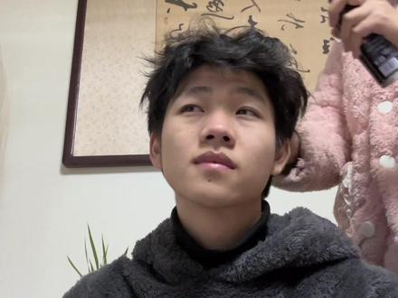 又给我弟臭屁上了
#发型教程 #男生发型#给弟弟化妆 #弟弟