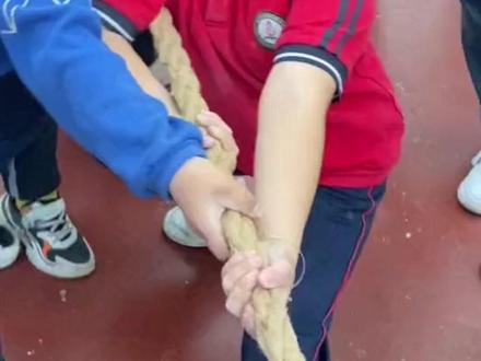 4月16日(报道)河南商丘,4岁小女孩在幼儿园拔河,意外“拔”断大拇指!妈妈心疼:大人都不能承受这种痛苦!