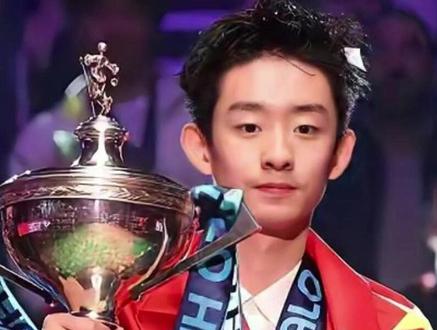 吴宜泽已回国!对比他与赵心童的接机待遇,同为冠军差距一目了然