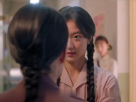 他为爱让出大学名额,失忆变傻被女友抛弃,护工悉心相伴日久生情 #纯真年代的爱情 #陈飞宇 #孙千 #新剧来袭 #年代剧