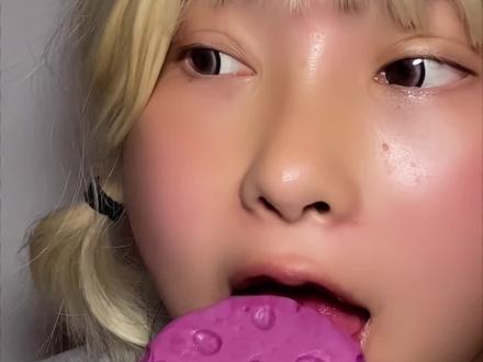 这个糖直接吃就着果味很浓郁~像在喝果汁似的 如果做自己做嚼嚼乐的话 水一定要少放‼️冷冻久点‼️浓郁的果味 爱了 #咀嚼声 #自制美食 #吃糖果的快乐