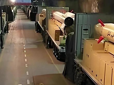 美以战局彻底反转,防线瓦解防空告急,陷入两难困局?4 美军在中东崇山峻岭里像无头苍蝇似的,疯找被击落的F15E飞行员时,伊朗的第93波导弹为啥能像鬼魅一样,悄无声息砸在以色列头顶?明明美以握着全球顶尖的军事装备,为啥在这场冲突里越打越被动?这波攻击根本不是伊朗的临时发泄,而是一场精心布局的战略反击,藏着能改写中东格局的大玄机,甚至可能是美以霸权在中东走向衰落的第一声丧钟。很多人都觉得,伊朗之前的几十波攻击,不过是隔靴搔痒,打打美军的预警雷达、F16基地,毁几件装备,美以转头就能补上,根本伤不了根基。#硬核深度计划#全球创作者计划#零基础看懂全球#时代的荣耀#伊朗vs美国