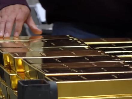 金价大涨 #黄金价格突破历史新高 #黄金大涨 #贵金属上涨
站上4700,瞄准5000!黄金再度刷新历史,那你知道黄金上涨背后的逻辑吗,后续还能涨多久?
当前,全球金融市场高度关注美国威胁对八个欧洲国家征收关税的动态,这一举措扰乱了市场,导致避险情绪升温,黄金也随之大涨。分析指出,宏观和地区变化已重新成为投资焦点,贵金属市场持续受益。
知名机构分析师表示,格陵兰岛事件为黄金上涨注入新动力,结构性风险让投资者更重视黄金的对冲作用。道富银行黄金策略主管多西认为,尽管金价短期内可能会有波动甚至盘整,但2026年突破每盎司5000美元的概率已接近40%。他指出,当前金价高位并不削弱其投资吸引力,反而在美股同创新高时强化了黄金的避险地位。
多西强调,如今金价的主要驱动力已从传统的利率变动转向了对尾部风险的担忧。道富银行报告也指出,全球负债创新高,局势变化,这些都为黄金提供了坚实支撑。央行不断买进黄金,且购买意愿对价格不敏感,使得4000美元一线成为坚强支撑。
此外,黄金ETF在2025年底迎来创纪录资金流入,全球资产配置尚未达到超配水平,为金价进一步上行留下空间。多西认为,哪怕未来几个月出现盘整,长期看涨趋势依然稳固。只要宏观风险依旧,黄金在4000至5000美元区间震荡将成为新常态,也为投资者提供了再度入场的良机。
总结来看,在全球不确定性加剧、宏观和结构性风险上升的背景下,黄金作为低波动避险资产的地位将持续巩固,未来走势依然值得期待。