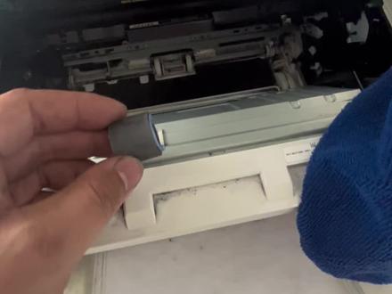 惠普打印机吸不上纸,看一下是不是我这种情况。进纸轮老化,或粘碳粉#打印机维修 #深圳维修打印机#深圳打印机维修#深圳出租打印机#深圳打印机出租@DOU+小助手