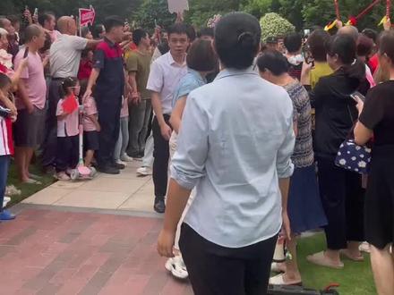 世锦赛高低杠冠军邱祺缘,荣归一品江山。场面人山人海,为国争光没想到咱也有冠军邻居了🤣#现场实拍 #拍摄现场