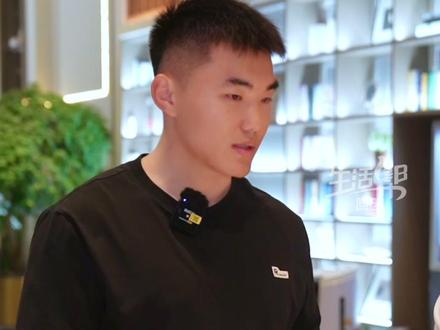 12月11日,山东菏泽,博主“爱吃蛋”凭两句话涨粉超300万,现场展示煮蛋小妙招,水刚冒泡的时候鸡蛋过水是关键!面对突然爆火,他真诚回应:“承蒙大家厚爱,煮鸡蛋是一个非常简单的事情,可能没有什么含金量,希望大家别喷我。”#媒体精选计划