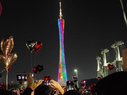 视频拍摄于2025年1月1日凌晨的花城广场 今天距离2026年还有不到一周 我们总以为人生无限漫长 可一转眼一年又要过去了#广州 #跨年 #花城广场 #广州塔 #2025