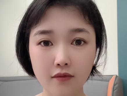 刚心疼完沈教授,自己就遇上同款糟心事😮 上周二发生的事,老师花了整整三天查得明明白白,结果这周一对方又去找老师,翻出去年已经处理完的旧账,硬说我家小孩是坏孩子,所以肯定是他抠坏了眼镜片——关键是他连证据都拿不出来。老师也挺难的,还得两头安抚。
其实我现在挺焦虑的:跟我沟通的是对方小孩爸爸,但他老婆是同校三年级的老师。我真的怕,万一以后我儿子分到她班上可怎么办啊?
现在当家长也太难了吧!我小时候上学,一年级报名后我爸就没管过我,不管刮风下雨都是自己走路上学放学,连第二学期报名都是我一个人去的。怎么轮到我当家长,就这么多糟心事儿呢?
#育儿 #沈奕斐 #家校沟通 #沟通 #教育