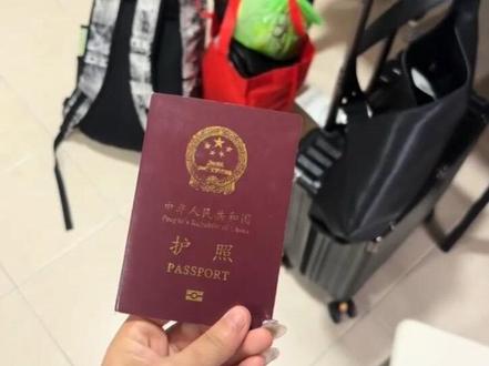 为什么我会这么喜欢新加坡?
我21岁去新加坡之前,没去过任何地方打过工,结婚后被自己人亲人骗了钱,欠账10多万,还有2个孩子要养,要强的我不能过着天天被别人要账的日子,有熟人在新加坡工作,听说那里很安全,我选择了去新加坡,家里人没有人支持我,怕被骗,(我心里有数,)如果不去没人去替你分担钱的压力,在国内打工第一不存钱,第二我怕人家笑话说还是去打工了不,虽然国外也是打工,但是我要见过别人没见过的,我也要坐坐飞机,然后也算出国一边旅行,一边挣钱。
到了新加坡全是陌生的面孔,中介带我去了我工作的地方,见了老板,韩国人,不会一点点中文,我也不会一点点英语和韩语。虽然翻译在那里介绍完了,但是她就在那里一会。工作起来没人去帮你,只有你自己才是自己的靠山,我一边工作一边背韩国菜单,不会的就私下百度,记不住就手写胳膊上,我说只要老板不给我买机票赶我走,我就能一个月一个月的拿到薪水,我需要钱养孩子,我需要钱还帐,我需要钱买个属于自己的房子。 这些理由足以我坚持下去的理由,一切如愿,靠着自己仅有的优点(不会嘴说,会用实际行动买中国稀罕的好吃的给我的韩国老板,虽然不说话,但是行动她懂) 日复一日,学会了简单的英语和韩语,再也不用怕听不懂工作的事让老板骂了,还靠自己的真诚认识了在新加坡招待的朋友丽丽,那一刻我知道只有靠自己有能力才能生存。
还清了帐,养起了2个孩子,(刚开始2个孩子)然后买了房子,换了车。虽然对于别人是小事,但是对于我们没人帮陈的人需要付出多少才可以得到,我很知足,也很高兴。
感谢21岁勇敢的你,感谢新加坡工作经历让我学习了很多。