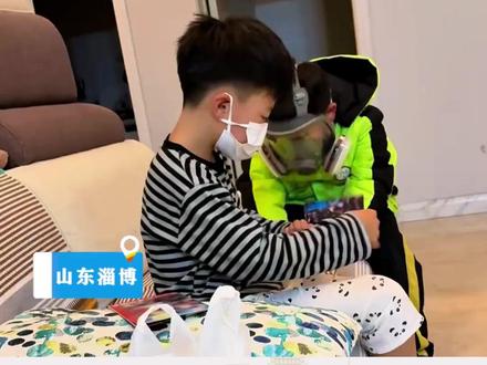 小男孩甲流在家休养,同学戴防毒面罩探望送药、送画册。网友:是过命的兄弟,也是惜命的兄弟!#文明淄博 #淄有正能量