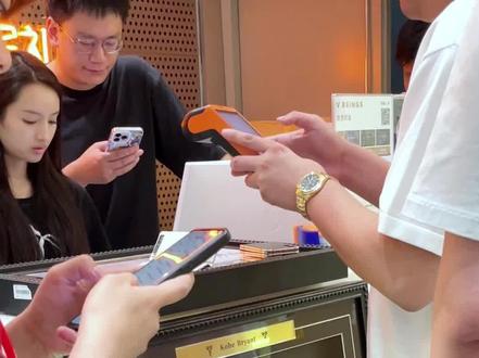 亲眼见证东北大哥的豪无人性 内心受到了暴击 大哥的那句就冲它贵 太经典了~#科比 #亲签球衣 #湖人 #有钱人的世界 #东北人