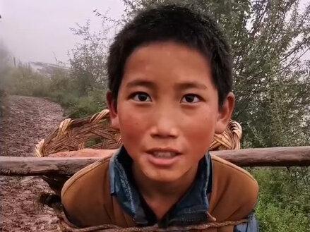 当你在打游戏时,他已是家里顶梁柱#正能量@DOU+小助手