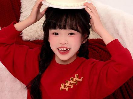 低成本在家自拍📷母女新年写真 新的一年必须和女儿拍一组新年亲子写真呀❤️
这次挑战在家自拍亲子照-母女版
用低成本打造出了超有年味的大片感
拍摄小tips:
场景布置:
1:白色背景纸,干净又出片
2:挂上对联,年味就来啦
3:放入沙发,铺上白色毛毯
4:摆上立体福字摆件,2026植绒布,红色针织毯,灯笼,年味瞬间拉满!
都是家里过年随手能找到的小物件,往镜头里一放,画面立马丰富起来,出片率直接翻倍!
#在家拍照 #新年拍照姿势 #新年全家福 #母女写真 #亲子写真