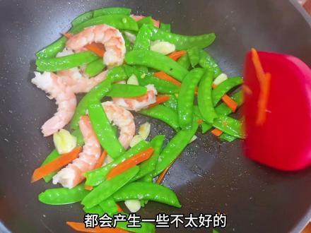 提醒大家炒菜一定温度不要太高,用好的锅,就可以少放很多油。这种油壶喷瓶特别好,喷一次才一克左右。两三克就可以炒一个菜。否则本来挺健康的蔬菜和蛋炒饭放太多油就变得不健康了。藜麦杂粮蛋炒饭占四分之一盘。青岛大虾六个,半盒纳豆这是优质蛋白质。半盘蔬菜水果。新西兰进口的苹果很好吃。搭配一个奶制品我喝的脱脂奶咖啡加枸杞蔓越莓。加餐可以吃水果如猕猴桃,苹果等,喝纯益生菌酸奶,这一个平衡膳食餐盘总热量在400千卡左右不多不少刚刚好。均衡营养食物多样,但不要过量不能多吃 。