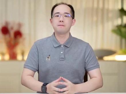 看完这期让你的Agent skills越用越好用! 本期围绕 Claude Code Skills 的工程化落地,完整跑通两个可复用项目:①Skills 蒸馏——丢一段你和 Agent 的真实对话进去,自动识别可提炼片段+按 Anthropic 官方范式自动产出大纲与内容,最后输出可直接装回 Agent 的 skill 文档;②Skills 自进化——给定初始 skill+一组测试任务,Agent 跑错后自行回读 skill、定位表述模糊处、改写迭代,准确率自动爬升。视频同步拆解 Skills 装到第五个后 Agent 变笨的三大根因(上下文稀释/技能冲突/中间产物堆积),并给出 Harness 驾驭工程的落地路径。完整双项目源码+可复刻 prompt 模板已放评论区。 #程序员 #Claude #Codex#抖音前沿科技首发计划 #Al新星计划