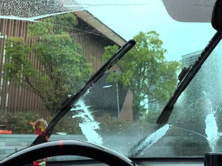 长安全系车型雨刮器更换方法和流程,如果你的雨刮器也频频出现异响或刮不干净的时候,说明你的雨刮器已经出现老化的情况,不及时更换可能会导致玻璃上全是划伤#长安雨刮器#车品#雨刮