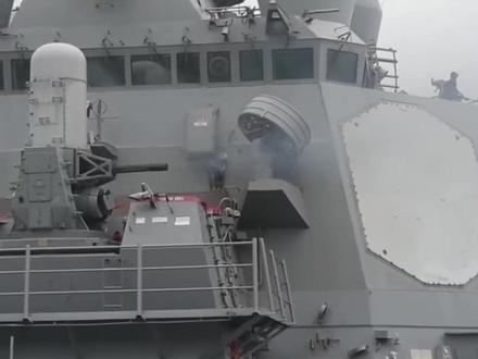 美军密集阵系统射击海盗小船