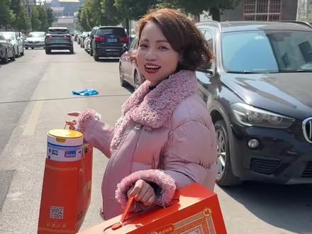 小姨是这个世界上除了妈妈以外,最怕我过的不好的人,当年我出嫁—婆家一贫如洗,她和我妈妈背着我偷偷抹眼泪,后来我和他创业最难的时候,她让姨父资助了我们几百个支撑着我们这个小家往前走,那些年她给过的温暖,有人早忘记了,但我一辈子都会记得,过年了,把最好的新疆驼奶孝敬小姨,愿她身体安康,也想告诉她:当年您护我,往后余生换我护您孝敬您,这份恩情值得一辈子铭记#情感#恩情永不忘 #小姨 #过年送礼#新疆驼奶