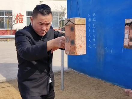 #铁血硬汉#寸拳孤狼 #寸拳的力量 #绝技 行家一出手 就知有没有,一直被模仿,努力不被超越!@DOU+小助手 @DOU+上热门