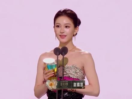 露思星光大赏完整获奖感言!年度影响艺人!
获得年度影响力艺人,完整获奖感言:
我觉得今年一整年对于我来说是不一样的,一年。我觉得每一份数据,都要谢谢喜欢许我耀眼的观众们,也许你不是我的粉丝,但是如果你看了许我耀眼,就非常的谢谢你们。因为我觉得这一次的角色,许妍这个角色跟以前不一样的是,许妍她真的改变了我的命运,所以,所以谢谢每一个真心的真诚的,谢谢所有喜欢许我耀眼的人,谢谢。
#赵露思 #星光大赏 #获奖 #星光大赏内场 #星光大赏红毯