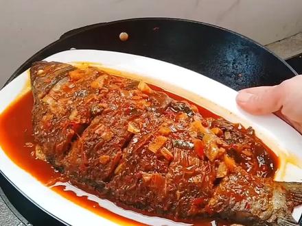 年夜饭餐桌上的压轴大菜,红烧鱼,这样做鲜香味美,学会了,就是你的拿手菜#真实生活分享计划 #年夜饭 #红烧鱼#美食#除夕 @抖音创作小助手
