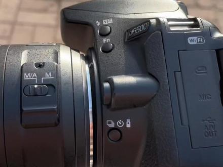 3000左右相机推荐,尼康d5500搭配35 1.8g镜头,作为新手简单入门还是不错的,有翻转触摸屏、wifi,总体操作也是比较简单好上手。#学生相机推荐 #相机推荐 #佳能 #尼康 #相机入门推荐