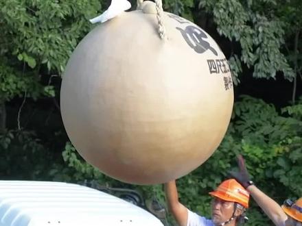 世界第三大烟花“四尺玉”安装在5.2米高2厘米厚的钢制发射管内,烟花直径1.05米、重465公斤#烟花 #世界之最 #科普 #旅行推荐官