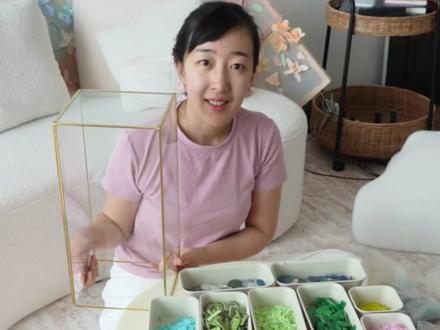 旧烛台改造莫奈睡莲画🪷马赛克拼个灯 我把闺蜜搬家闲置了一个旧烛台
想到家里正好有好多马赛克碎片
准备拼贴成一幅莫奈的睡莲画
小小的烛台中蕴藏了我对莫奈的浅浅理解
-
为了更好的复刻睡莲原作的效果
用长条的云母彩色水晶玻璃片裁成荷叶的形状
一片片贴在烛台正面
因为莫奈印象派的画法会使用大量丰富的色彩
所以我用到了很多不同颜色的彩色玻璃片
粉色,橙色,军绿色,翠绿色,紫色,黄色等
水面的部分用小块的蓝绿色马赛克来拼接
模仿莫奈笔下流动水面的效果
-
你们说闺蜜会喜欢我的改造么?
我的电子闺蜜们,你们又有什么有趣的闲置旧物呢?
在评论区留下照片
看到有趣的,我会发动灵感帮你改造哦~
-
#宝藏生活家企划 #家居小改挑战 #创意diy #手工
定期更新关于几米在家的美好日常,我们下期见
DIY|家装|美学|四季