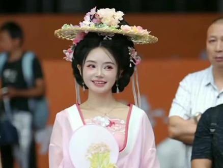 索图因PK结缘小虎妹,今天当面认萌萌小虎妹为妹妹 萌萌小虎妹的装扮真配得上二个萌