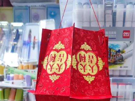 一个很简单的红包灯笼,小孩子都会,不用胶水和刀,只要一个订书机,奥特曼卡片也可以这样做#手工制作灯笼 #中秋节灯笼