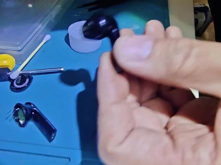 漫步者蓝牙耳机更换电池,用棉签加一物就可以拆开了