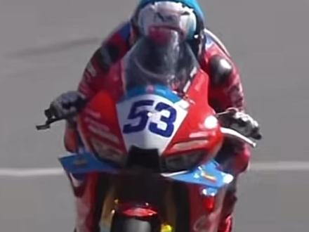 恭喜张雪机车夺得WSBK SSP组世界分站冠军,看到国产品牌能够站上世界顶级赛事颁奖台真是感到无比自豪 #WSBK #张雪机车 #张雪820rr