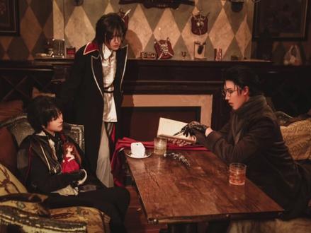 【COS正片】诡秘之主 塔罗会全员
我们是守护者,也是一群时刻对抗着危险和疯狂的可怜虫
————————————
“自己真正想要的是什么”
奥黛丽:初十
“新的时代,开始了”
阿尔杰:UED的感染体
“伟大的神灵啊,请重新将目光,投向这个被您遗弃的地方”
戴里克:魇小贰
“我来到,我看见,我记录”
佛尔思:狐狸
“始祖眷顾了我,让我做了血族的救世主”
埃姆林:堇蛇
“我要在这里等着,等着”
嘉德丽雅:夏遥
“我打算申请,加入红手套”
伦纳德:银雨
“我想要恢复家族的荣光和父亲的名誉”
休:小山药
“不要试图逃跑,我不是一个有耐心的人”
格尔曼:长歌
“让我们期待下一次的聚会吧”
克莱恩:本人
摄影:包子
后期:狐狸,堇蛇,银雨,一葉千音
庆祝TV上映,家人们一起继续搞诡秘()
#cos #诡秘之主 #上热搜 #克莱恩莫雷蒂 #格尔曼斯帕罗