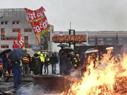 政府拟废除福利退休制,法国人民:不干!罢工!#法国
