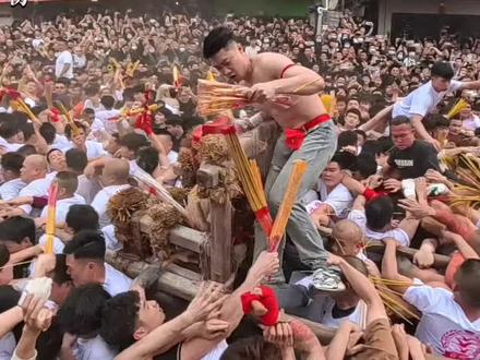 2026年3月10日潮汕盐灶拖神活动精彩片
段,超长视频!#潮汕盐灶拖神 #现场直击
#林铭钊 #TV哥 #场面壮观