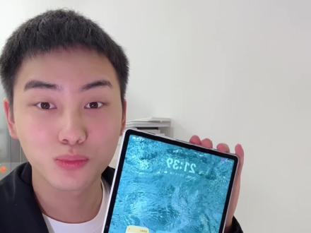 华为平板竟然可以‼️横竖“变”出两张壁纸❓ 别再一张壁纸用到底了!华为平板“双面人生”设置教程今天才发现华为平板这个隐藏神技能!西谁说一个屏幕只能有一张壁纸?
我的平板,横过来是一个宁静的雪山心
竖过去竟然变成了波光粼粼的水面!
#华为平板 #鸿蒙玩机技巧 #宝藏数码 #平板隐藏功能 #数码大玩家