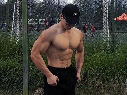 健身和篮球不冲突,今天给大家分享运球训练希望对你有帮助,记得点赞评论,下期才更有干货#篮球🏀 #肌肉男 #运球训练 #篮球训练