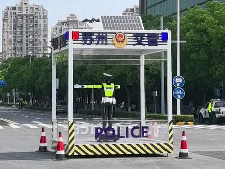 近来苏州园区部分路口出现了机器人交警指挥交通的一幕!苏州的智慧交通更具象化了!#苏州#机器人交警 #智慧交通#苏州交警 #苏州同城热点 @抖音创作者大会 @DOU+上热门