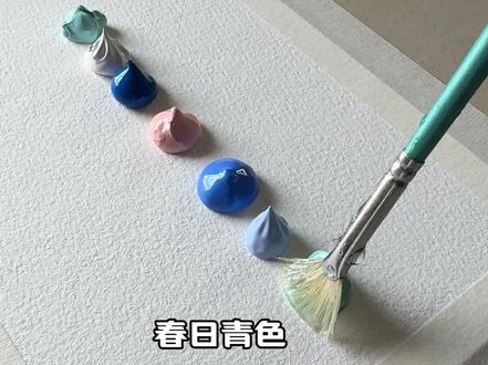 寻一处春暖花开 #跟着抖音学画画 #春天的色彩 #春天 #色彩 #治愈系 创作这幅画的时候,我心里非常渴望表达一种“自由”和“春暖花开”的明媚感。日常的快节奏常常让人喘不过气,所以我希望能用最直观、最饱满的色彩,在画布上为自己,也为大家建构一个完全放松的“治愈系”角落。
蓝天和随性舒展的白云,是对无拘无束最直接的向往;带有复古温度的红砖墙,我想给人一种踏实的底色。而画面的高潮,是一簇簇野蛮生长的花朵。我特意保留了颜料厚重的肌理感,把明黄、热烈的红和温柔的粉色大胆地堆叠在一起。它们没有被规矩地修剪,而是顺着墙头自由自在地盛开,这就是我心中具象化的“春暖花开”——充满生命力,绚烂且不羁。
最后,我在墙头添了一只静静蹲坐的黑白小猫。为什么画猫呢?因为猫咪最懂“自由”。它其实就像是我们内心的缩影:不被打扰,丢掉烦恼,只是安静地停在那里,看云卷云舒,闻春日花香。
我希望这幅色彩浓郁的画,能成为你疲惫生活里的一点治愈。愿屏幕前的你,心里也能开出一片绚烂的花海,感受到那份久违的从容与自由。