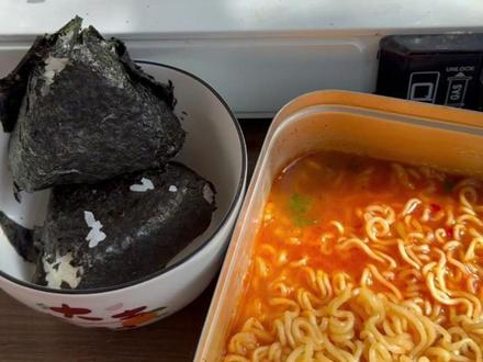 上班族的午饭,三角洲牛肉罐头配泡面 午休时间短,没空做复杂的食物,简单吃点饱肚就行#美食 #三角洲行动 #游戏日常 #麦晓雯技能使用技巧 #二次元