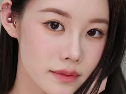 新手必看!跟着姜乘澜一起学化妆之定妆篇
新手定妆的正确方法,包括定妆位置(鼻翼、沟壑纹路、遮瑕、眉毛、脸周、唇周)和面部高光位置(颧凸、眉弓、额角),以达到自然且持久的妆容效果。#520都来化这个约会心动神妆 #新手化妆入门 #定妆 #姜乘澜 #美妆教程 @抖音小助手 @DOU+小助手