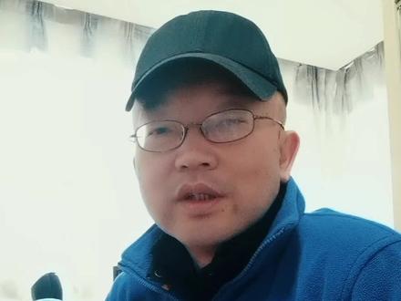 你敢相信吗?永州要建大型足球场了!各位永州乡亲,来聊聊咱们新足球场——您各位可坐稳了。
听说要建在零陵和冷水滩中间,整整十八公里!这距离妙啊——零陵人觉得是冷水滩的,冷水滩觉得是零陵的,最后发现,嘿,是给导航软件修的!
造型更绝,说是融入了“灵蛇绕球”的永州图腾。远看像条蛇盘着足球,近看……还像条蛇盘着足球。外地朋友吓一跳:“这是足球场还是《白蛇传》剧场?”但咱们懂啊,柳子笔下的异蛇,这回改行踢中场了。
最绝是一馆多用,足球赛、演唱会、还能搞农产品展销。毕竟永州人会过日子——昨天球员还在草皮上倒钩射门,明天大妈就在同块地上晒辣萝卜干。建议球员练练盘带,别带球带出半斤东安鸡调料来。
总之,这球场就像咱们永州人——看着散装,实则文武双全。十八公里不是距离,是给呐喊留的缓冲区。等修好了,咱一起喊:零陵的山水,滩区的风,踢不赢也得吃条蛇!#湘超 #湘超永州 #讨论 #上热搜 #永州足球场