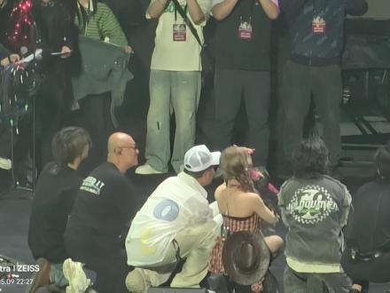 黄霄雲2026.5.9随州演唱会 工作室微博已经发公告了,耳石症不严重,就是容易头昏晕倒。亲眼看着面包栽倒还是很难受的,我感觉我也要进化成生命粉了。现在到月底的节目还有挺长时间的,可以好好休息一下了面包@黄霄雲(想开巡演版)
#黄霄雲