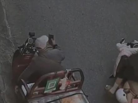 12月14日,广西桂林,女生楼上看到骑三轮车卖面包大爷匆匆下楼,买了一盆面包,最后结账一共8块5,“建议卖面包大爷全国巡卖”#万万没想到#惊不惊喜意不意外#面包价格(来源:@桂桂叮当猫 )